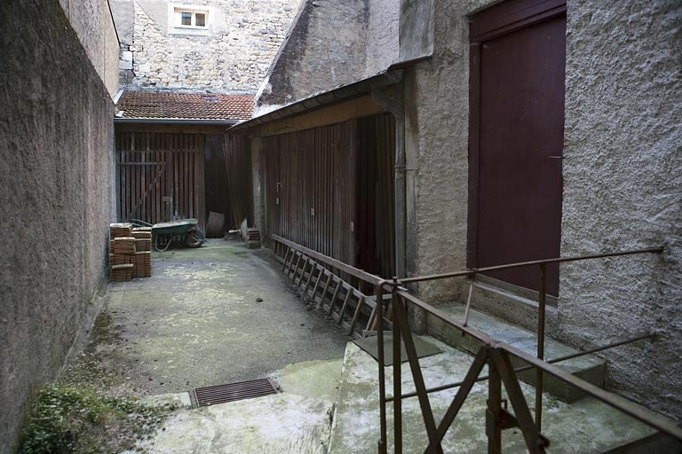 Vue d'ensemble des bûchers dans la deuxième cour. © Yves Sancey / Région Bourgogne-Franche-Comté, Inventaire du patrimoine - 2009