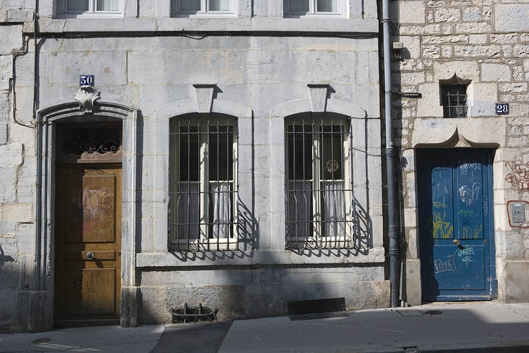 Détail du rez-de-chaussée de la façade sur rue, de face. © Yves Sancey / Région Bourgogne-Franche-Comté, Inventaire du patrimoine - 2009