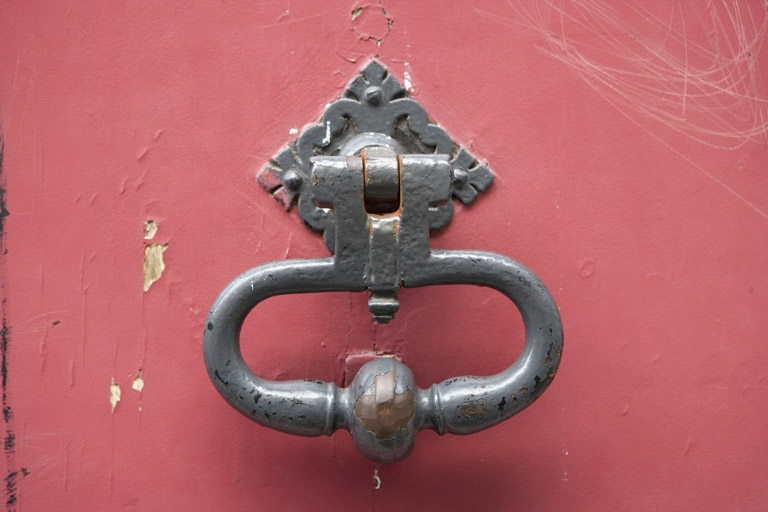 Portail d'entrée : détail du heurtoir. © Yves Sancey / Région Bourgogne-Franche-Comté, Inventaire du patrimoine - 2009