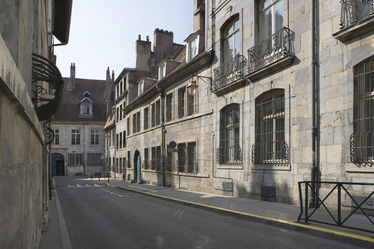 Vue d'ensemble du logis principal dans l'alignement de la rue. © Yves Sancey / Région Bourgogne-Franche-Comté, Inventaire du patrimoine - 2009