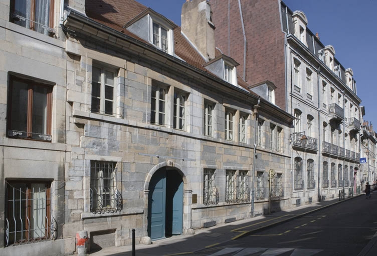 Vue d'ensemble du logis principal sur rue, de trois quarts gauche. © Yves Sancey / Région Bourgogne-Franche-Comté, Inventaire du patrimoine - 2009