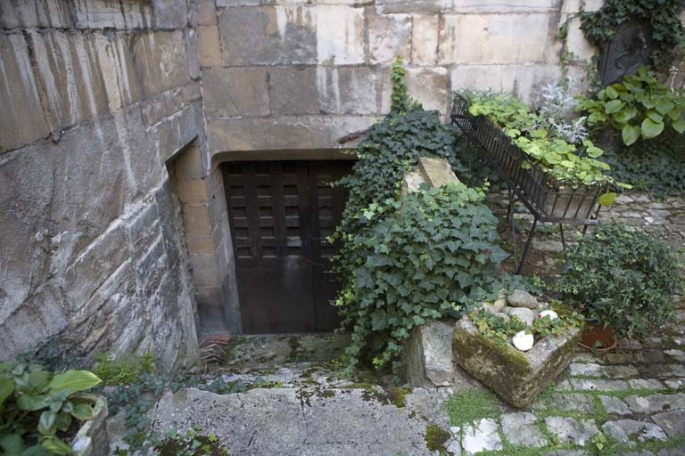 Façade postérieure du logis : entrée de cave. © Yves Sancey / Région Bourgogne-Franche-Comté, Inventaire du patrimoine - 2009