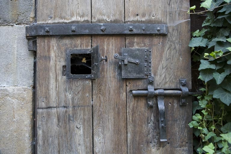 Porte dans le soubassement de l'escalier extérieur : détail de la fermeture et des guichets. © Yves Sancey / Région Bourgogne-Franche-Comté, Inventaire du patrimoine - 2009