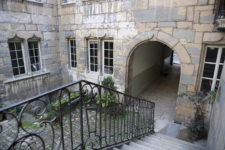 Détail du rez-de-chaussée sur cour depuis l'escalier. © Yves Sancey / Région Bourgogne-Franche-Comté, Inventaire du patrimoine - 2009