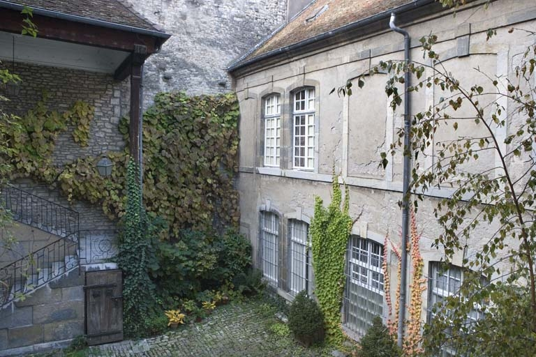 Détail du fond de la cour, de trois quarts droit. © Yves Sancey / Région Bourgogne-Franche-Comté, Inventaire du patrimoine - 2009