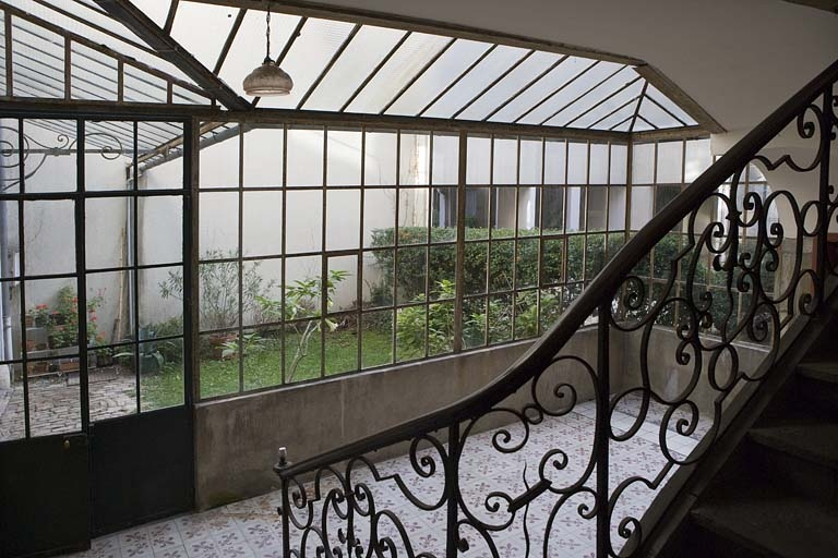 Vue intérieure de la verrière protégeant le rez-de-chaussée de la cage d'escalier. © Yves Sancey / Région Bourgogne-Franche-Comté, Inventaire du patrimoine - 2009