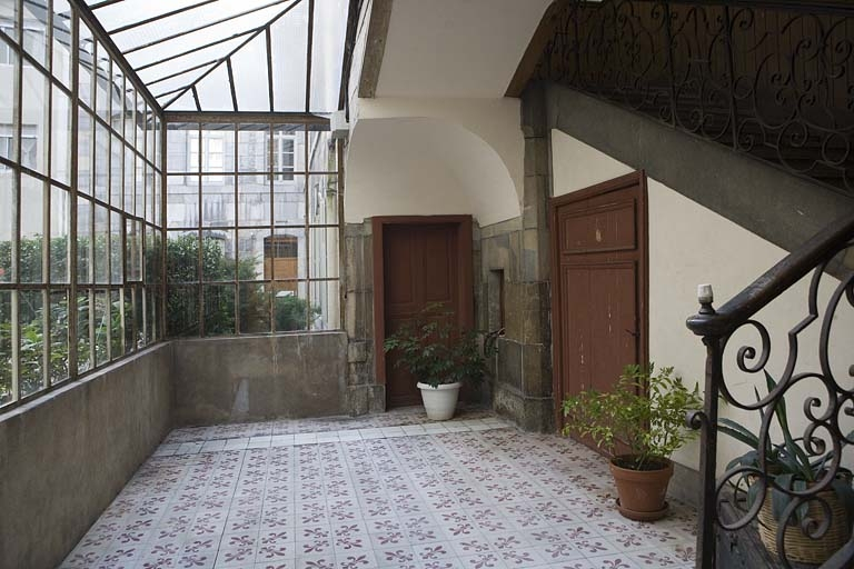 Vue intérieure de la verrière protégeant le rez-de-chaussée de la cage d'escalier, partie gauche. © Yves Sancey / Région Bourgogne-Franche-Comté, Inventaire du patrimoine - 2009