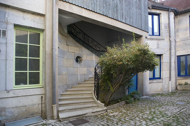 Détail du départ de l'escalier à cage ouverte sur cour. © Yves Sancey / Région Bourgogne-Franche-Comté, Inventaire du patrimoine - 2009