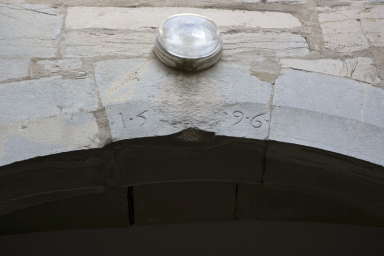 Détail de la date sur l'arc du portail d'entrée. © Yves Sancey / Région Bourgogne-Franche-Comté, Inventaire du patrimoine - 2009