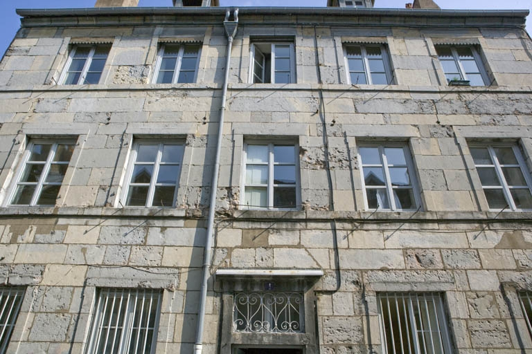 Façade sur rue : détail du premier et du deuxième étages, de face. © Yves Sancey / Région Bourgogne-Franche-Comté, Inventaire du patrimoine - 2009