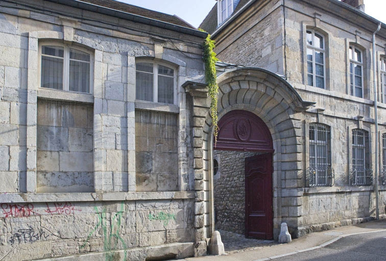 Détail du portail d'entrée, de trois quarts gauche. © Yves Sancey / Région Bourgogne-Franche-Comté, Inventaire du patrimoine - 2009