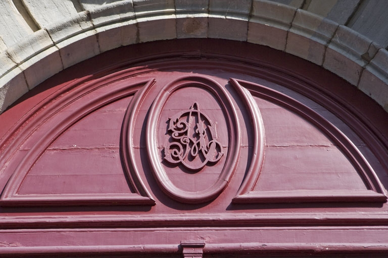Détail du tympan en menuiserie du portail d'entrée. © Yves Sancey / Région Bourgogne-Franche-Comté, Inventaire du patrimoine - 2009