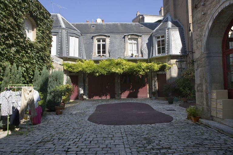 Vue d'ensemble de la cour depuis l'entrée. © Yves Sancey / Région Bourgogne-Franche-Comté, Inventaire du patrimoine - 2009