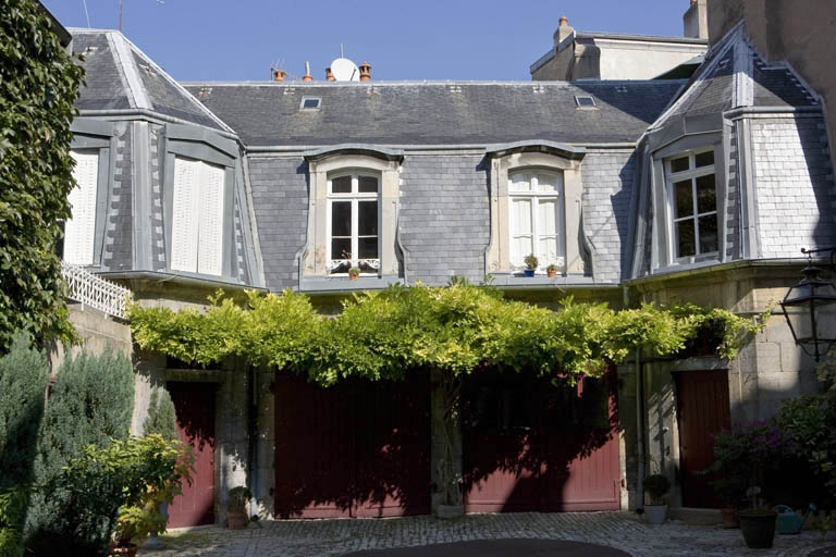 Vue d'ensemble du bâtiment des communs situé en fond de cour. © Yves Sancey / Région Bourgogne-Franche-Comté, Inventaire du patrimoine - 2009