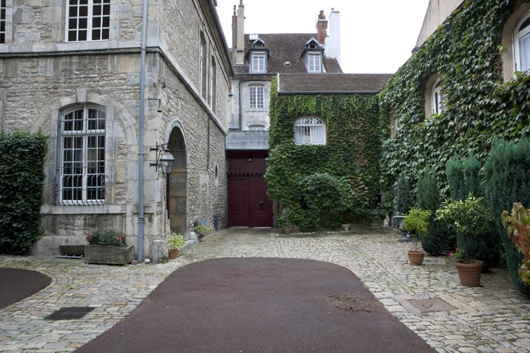 Vue d'ensemble de la cour depuis le bâtiment des communs. © Yves Sancey / Région Bourgogne-Franche-Comté, Inventaire du patrimoine - 2009