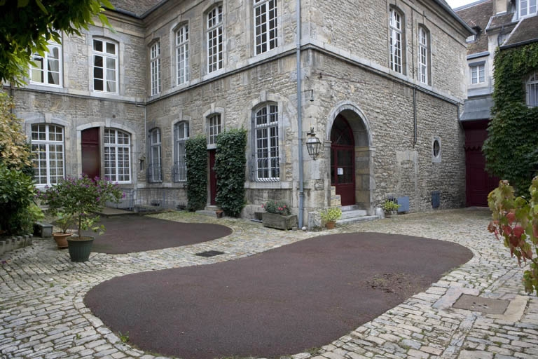Vue d'ensemble de la cour et du rez-de-chaussée de l'hôtel. © Yves Sancey / Région Bourgogne-Franche-Comté, Inventaire du patrimoine - 2009
