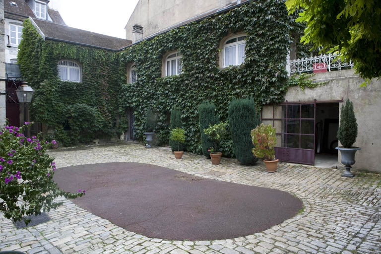 Vue d'ensemble du logis secondaire à l'entrée de la cour. © Yves Sancey / Région Bourgogne-Franche-Comté, Inventaire du patrimoine - 2009