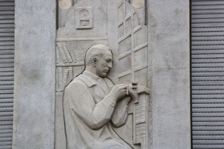 3e bas-relief : l'horloger (détail). © Yves Sancey / Région Bourgogne-Franche-Comté, Inventaire du patrimoine - 2009 3e bas-relief : l'horloger (détail). © Yves Sancey / Région Bourgogne-Franche-Comté, Inventaire du patrimoine - 2009