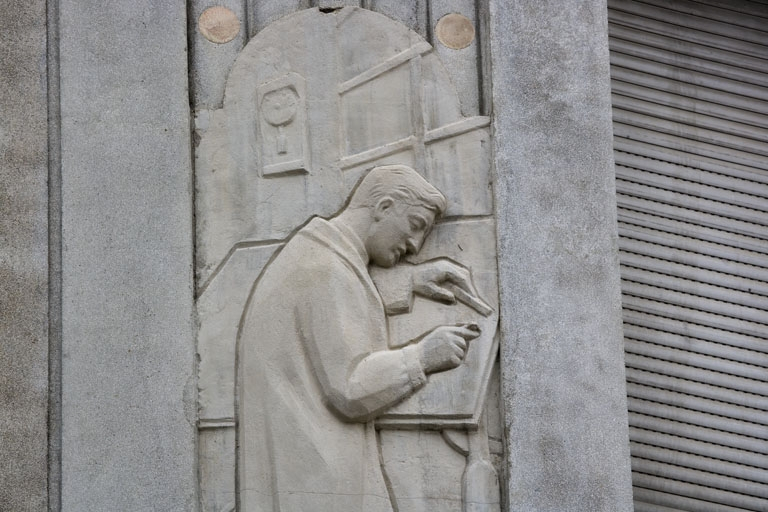 1er bas-relief : l'élève dessinant (détail). © Yves Sancey / Région Bourgogne-Franche-Comté, Inventaire du patrimoine - 2009