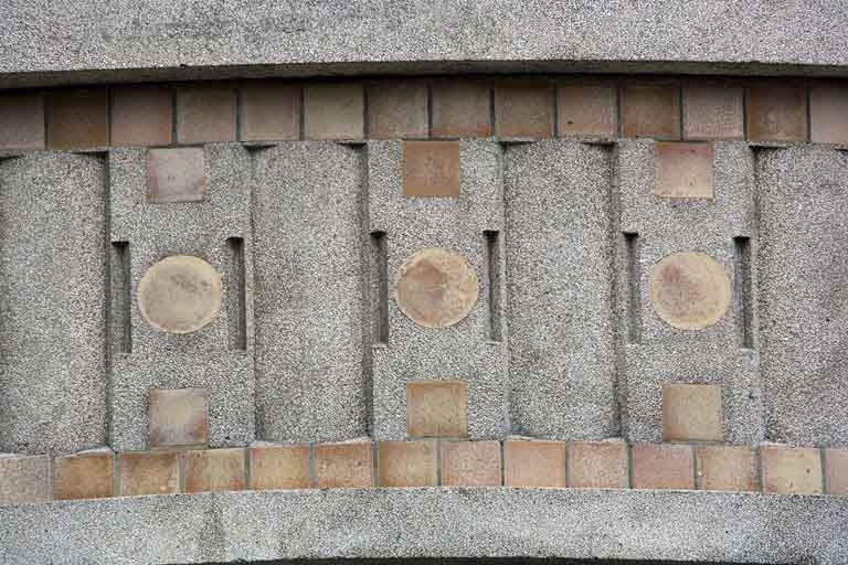 Corps d'entrée : carreaux et disques en grès flammé. © Yves Sancey / Région Bourgogne-Franche-Comté, Inventaire du patrimoine - 2009 Corps d'entrée : carreaux et disques en grès flammé. © Yves Sancey / Région Bourgogne-Franche-Comté, Inventaire du patrimoine - 2009