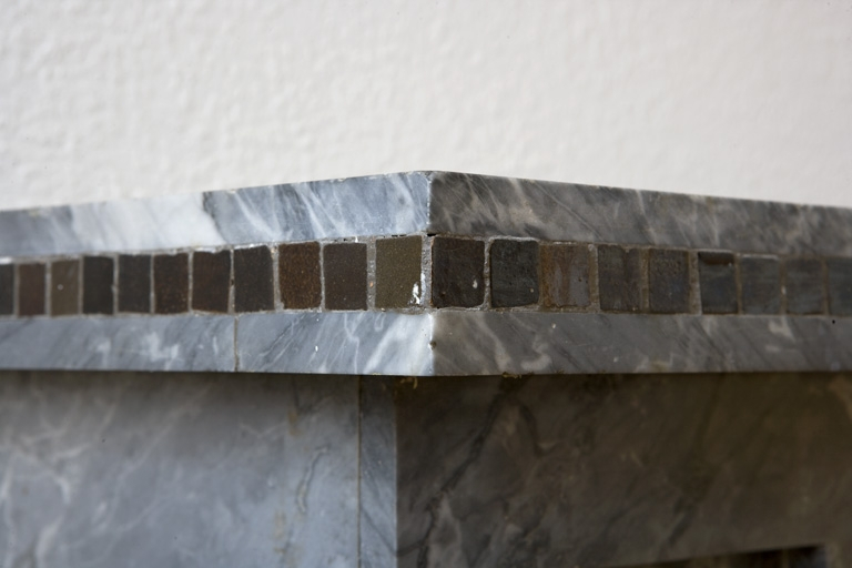 Tesselles incrustées dans la tranche de la tablette, sur un angle. © Yves Sancey / Région Bourgogne-Franche-Comté, Inventaire du patrimoine - 2009