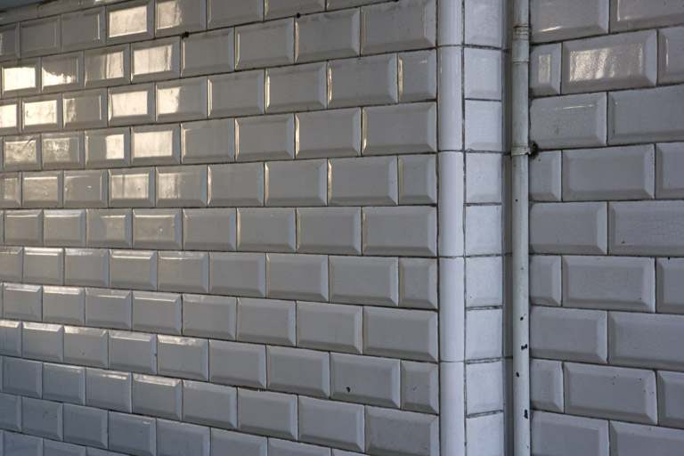 Aile nord, atelier de mécanique 190 (1er étage) : carrelage mural des sanitaires. © Yves Sancey / Région Bourgogne-Franche-Comté, Inventaire du patrimoine - 2009 Aile nord, atelier de mécanique 190 (1er étage) : carrelage mural des sanitaires. © Yves Sancey / Région Bourgogne-Franche-Comté, Inventaire du patrimoine - 2009