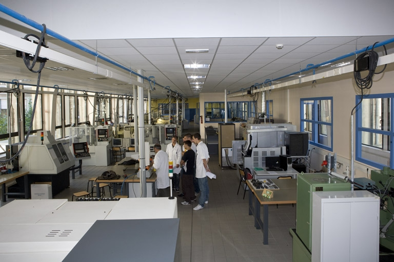 Traverse, atelier microtechnique 150 (1er étage) : vue d'ensemble. © Yves Sancey / Région Bourgogne-Franche-Comté, Inventaire du patrimoine - 2009 Traverse, atelier microtechnique 150 (1er étage) : vue d'ensemble. © Yves Sancey / Région Bourgogne-Franche-Comté, Inventaire du patrimoine - 2009