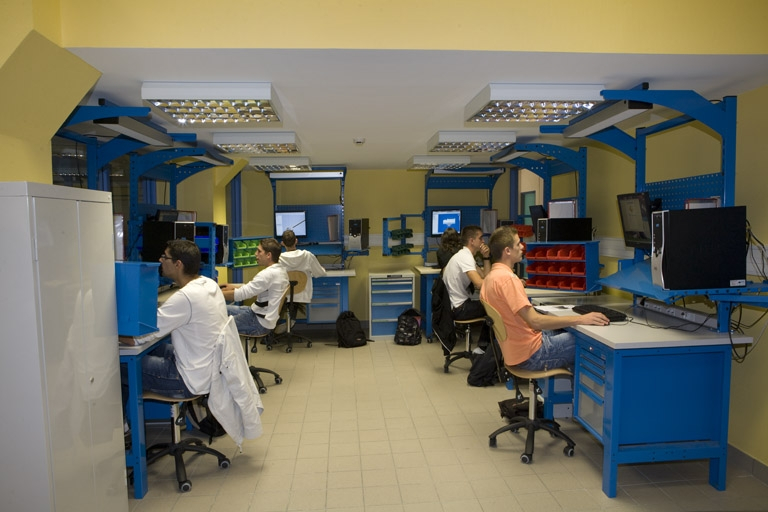 Traverse, atelier microtechnique 152 (1er étage) : salle de montage Bac pro. © Yves Sancey / Région Bourgogne-Franche-Comté, Inventaire du patrimoine - 2009 Traverse, atelier microtechnique 152 (1er étage) : salle de montage Bac pro. © Yves Sancey / Région Bourgogne-Franche-Comté, Inventaire du patrimoine - 2009