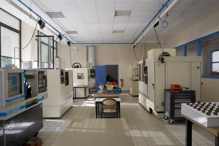 Au fond, l'atelier 140 FAO. © Yves Sancey / Région Bourgogne-Franche-Comté, Inventaire du patrimoine - 2009 Au fond, l'atelier 140 FAO. © Yves Sancey / Région Bourgogne-Franche-Comté, Inventaire du patrimoine - 2009