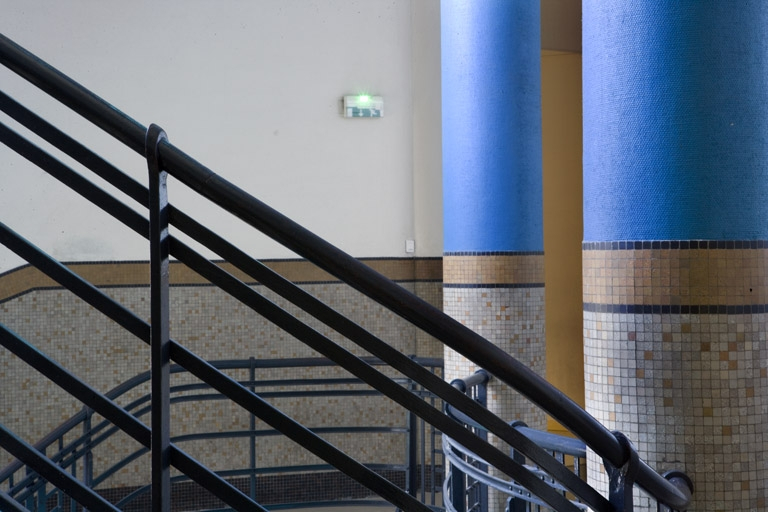 Corps d'entrée, grand escalier : grille et mosaïque. © Yves Sancey / Région Bourgogne-Franche-Comté, Inventaire du patrimoine - 2009 Corps d'entrée, grand escalier : grille et mosaïque. © Yves Sancey / Région Bourgogne-Franche-Comté, Inventaire du patrimoine - 2009