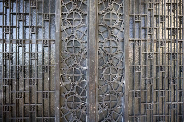 Porte centrale : motifs décoratifs à la jonction des vantaux (vue horizontale). © Yves Sancey / Région Bourgogne-Franche-Comté, Inventaire du patrimoine - 2009