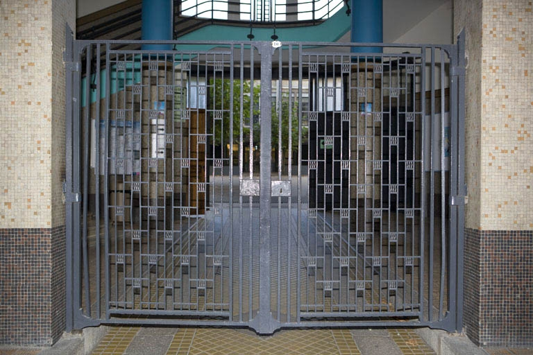 Porte à deux vantaux dans le passage couvert. © Yves Sancey / Région Bourgogne-Franche-Comté, Inventaire du patrimoine - 2009