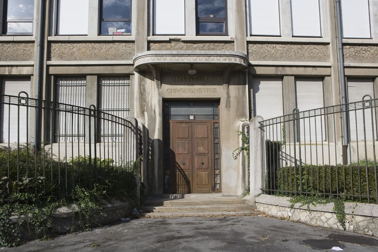 Clôture, de part et d'autre de l'entrée de l'Institut de Chronométrie. © Yves Sancey / Région Bourgogne-Franche-Comté, Inventaire du patrimoine - 2009