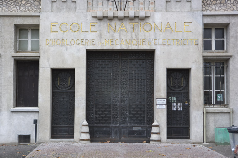 Corps d'entrée : portail et inscription. © Yves Sancey / Région Bourgogne-Franche-Comté, Inventaire du patrimoine - 2009 Corps d'entrée : portail et inscription. © Yves Sancey / Région Bourgogne-Franche-Comté, Inventaire du patrimoine - 2009