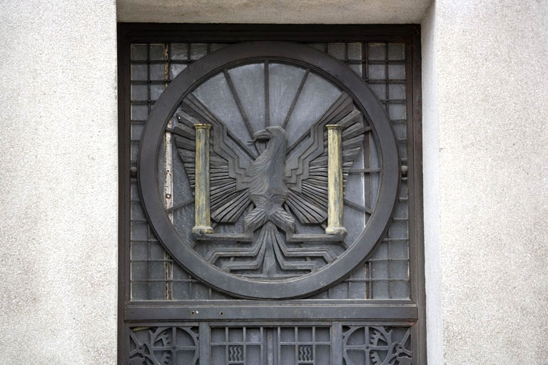 Porte latérale droite : armoiries de Besançon. © Yves Sancey / Région Bourgogne-Franche-Comté, Inventaire du patrimoine - 2009