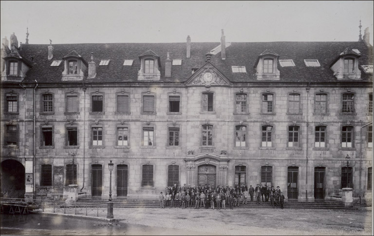 Année scolaire 1898-1899. Bâtiment - Personnel - Elèves. © Yves Sancey / Région Bourgogne-Franche-Comté, Inventaire du patrimoine - 2009 Année scolaire 1898-1899. Bâtiment - Personnel - Elèves. © Yves Sancey / Région Bourgogne-Franche-Comté, Inventaire du patrimoine - 2009