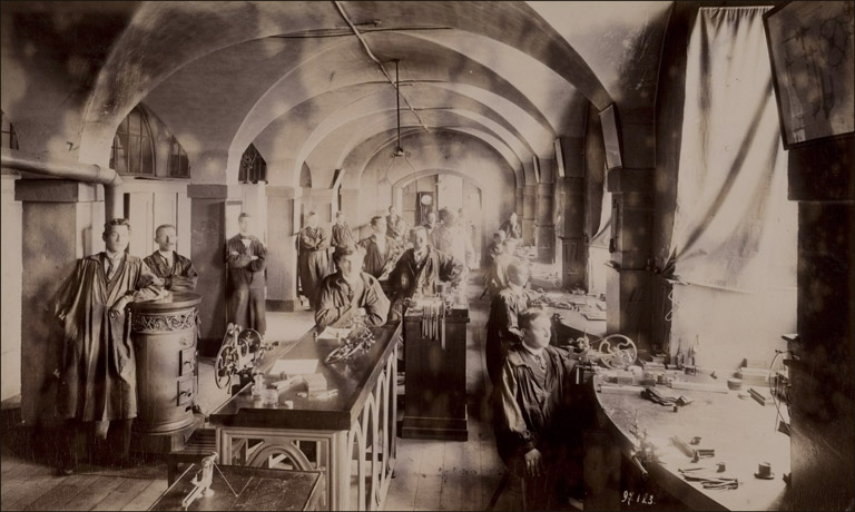 Année scolaire 1898-1899. Classes d'échappements, finissages, repassages. © Yves Sancey / Région Bourgogne-Franche-Comté, Inventaire du patrimoine - 2009 Année scolaire 1898-1899. Classes d'échappements, finissages, repassages. © Yves Sancey / Région Bourgogne-Franche-Comté, Inventaire du patrimoine - 2009