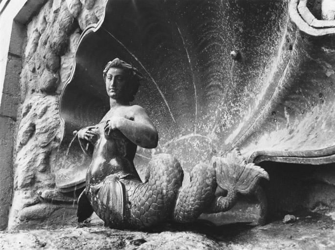 Détail de la sirène en bronze. © Yves  Sancey (reproduction) / Région Bourgogne-Franche-Comté, Inventaire du patrimoine - 2009 Détail de la sirène en bronze. © Yves  Sancey (reproduction) / Région Bourgogne-Franche-Comté, Inventaire du patrimoine - 2009