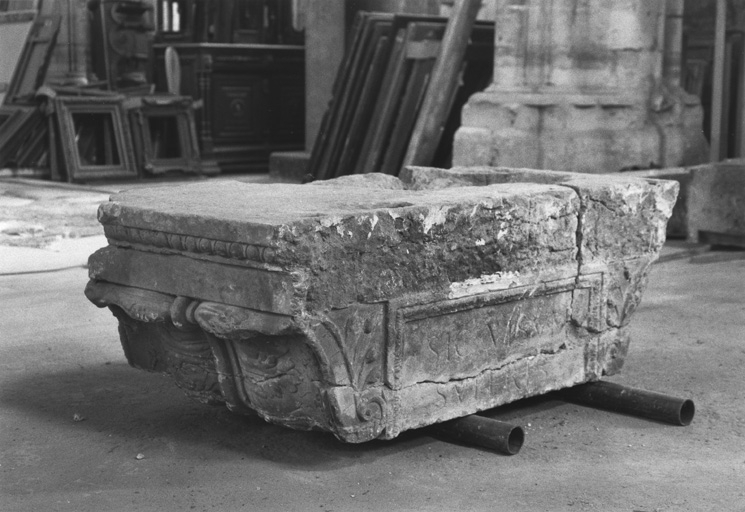 Détail de la console supportant à l'origine le buste de Jupiter, avec la devise des Granvelle : de trois quarts. © Yves  Sancey (reproduction) / Région Bourgogne-Franche-Comté, Inventaire du patrimoine - 2009 Détail de la console supportant à l'origine le buste de Jupiter, avec la devise des Granvelle : de trois quarts. © Yves  Sancey (reproduction) / Région Bourgogne-Franche-Comté, Inventaire du patrimoine - 2009