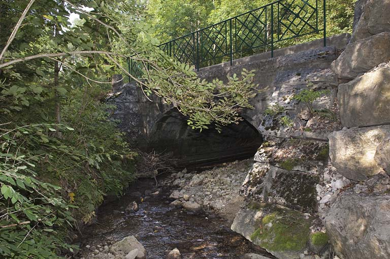 Pont sur la Jougnena ( n°3), vue depuis l'aval. © Jérôme Mongreville / Région Bourgogne-Franche-Comté, Inventaire du patrimoine - 2009
