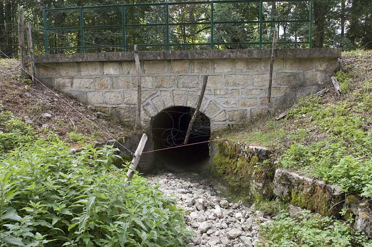 Pont sur la Servante (n°5), vue depuis l'amont. © Jérôme Mongreville / Région Bourgogne-Franche-Comté, Inventaire du patrimoine - 2009