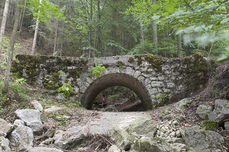 Pont sur le ruisseau de la Grange des Pauvres (n°7), vue depuis l'aval. © Jérôme Mongreville / Région Bourgogne-Franche-Comté, Inventaire du patrimoine - 2009