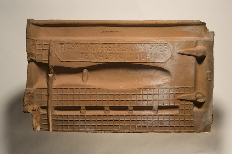 Face inférieure avec marque du fabricant. © Yves Sancey / Région Bourgogne-Franche-Comté, Inventaire du patrimoine - 2009