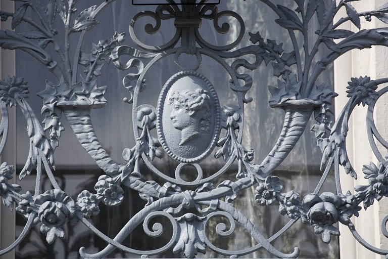 Ferronnerie du balcon du premier étage, surmontant la porte d'entrée. © Yves Sancey / Région Bourgogne-Franche-Comté, Inventaire du patrimoine - 2009