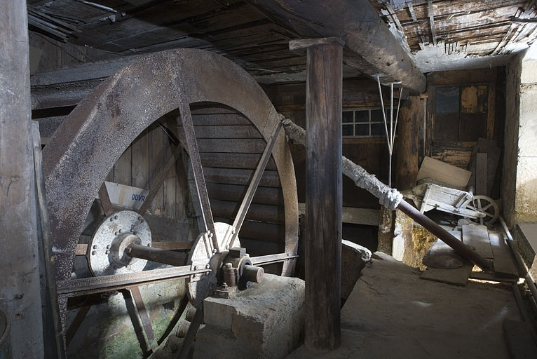 Roue hydraulique verticale, depuis l'aval. La Bienne se trouve à droite. © Yves Sancey / Région Bourgogne-Franche-Comté, Inventaire du patrimoine - 2009