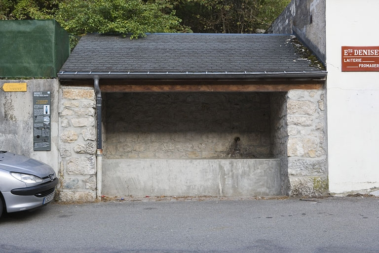 Fontaine-lavoir au 33 rue Wladimir Gagneur. © Yves Sancey / Région Bourgogne-Franche-Comté, Inventaire du patrimoine - 2009