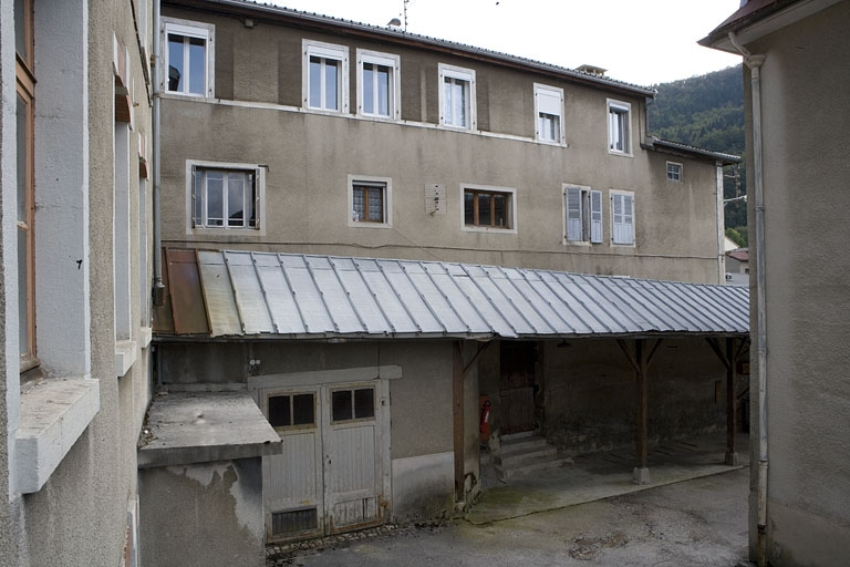 Aile nord, depuis la cour de l'usine voisine. © Yves Sancey / Région Bourgogne-Franche-Comté, Inventaire du patrimoine - 2009 Aile nord, depuis la cour de l'usine voisine. © Yves Sancey / Région Bourgogne-Franche-Comté, Inventaire du patrimoine - 2009