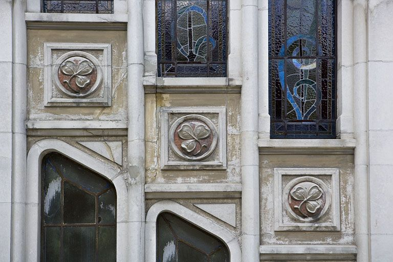 Elévation latérale gauche : motifs de trèfle sculptés. © Yves Sancey / Région Bourgogne-Franche-Comté, Inventaire du patrimoine - 2009