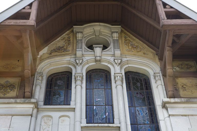 Elévation latérale gauche : baies de l'étage en surcroît et décor. © Yves Sancey / Région Bourgogne-Franche-Comté, Inventaire du patrimoine - 2009
