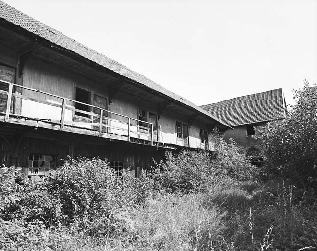 Ateliers en rez-de-chaussée et logements ouvriers à l'étage. © Jérôme Mongreville / Région Bourgogne-Franche-Comté, Inventaire du patrimoine - 2009 Ateliers en rez-de-chaussée et logements ouvriers à l'étage. © Jérôme Mongreville / Région Bourgogne-Franche-Comté, Inventaire du patrimoine - 2009